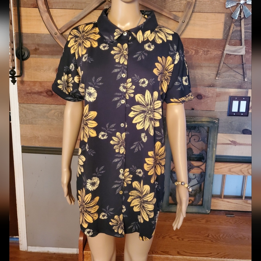 LuLaRoe Black w/ Yellow Floral Charlie Button Down Blouse - Picture 10 of 10